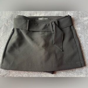 ZARA Women’s Black Front Buckle Skirt/Skort